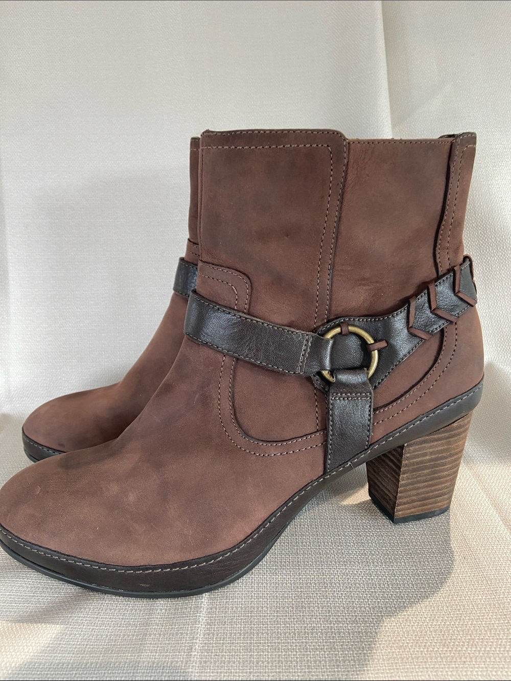 Clarks Women’s Brown Ankle Boots with Decorative Strap. Size 10M